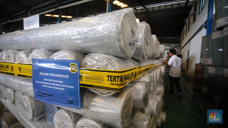 Petugas kepolisian memeriksa barang tekstil dan produk tekstil impor ilegal di Kawasan Industri Jatake, Kota Tangerang, Banten, Senin (23/9/2024). Petugas kepolisian memeriksa barang tekstil dan produk tekstil impor ilegal di Kawasan Industri Jatake, Kota Tangerang, Banten, Senin (23/9/2024). (CNBC Indonesia/Faisal Rahman)