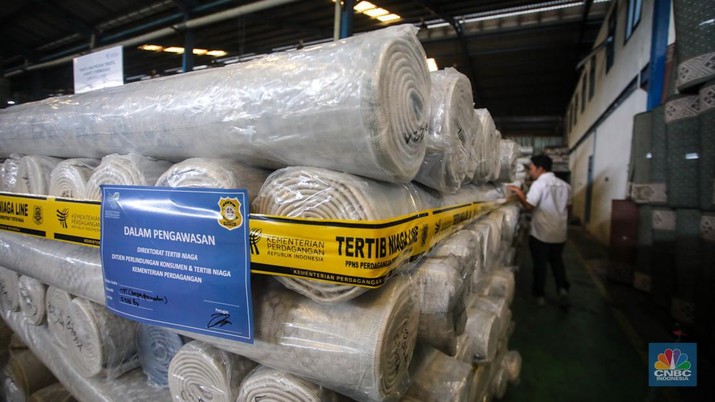 Barang tekstil dan produk tekstil impor ilegal di Kawasan Industri Jatake, Kota Tangerang, Banten, Senin (23/9/2024). (CNBC Indonesia/Faisal Rahman)