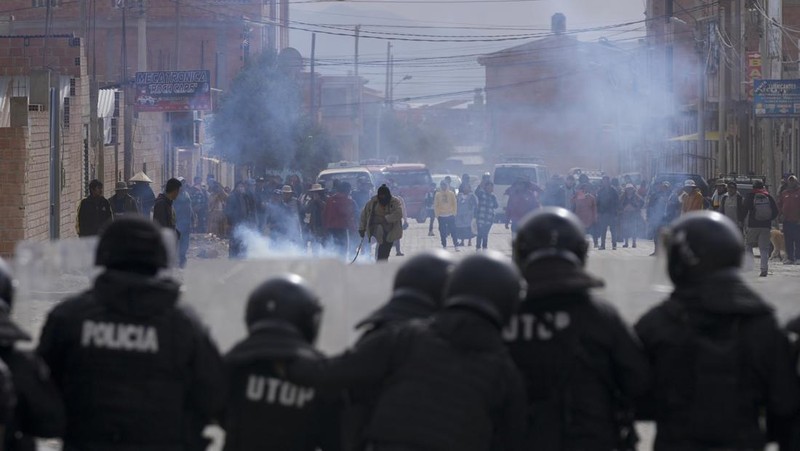 A supporter of former President Evo Morales clashes with supporters of current President Luis Arce in El Alto, Bolivia, Sunday, Sept. 22, 2024. (AP Photo/Juan Karita)