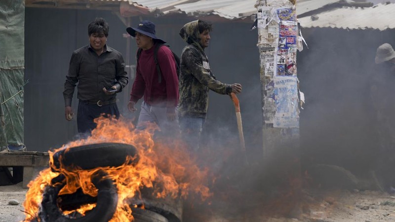 A supporter of former President Evo Morales clashes with supporters of current President Luis Arce in El Alto, Bolivia, Sunday, Sept. 22, 2024. (AP Photo/Juan Karita)