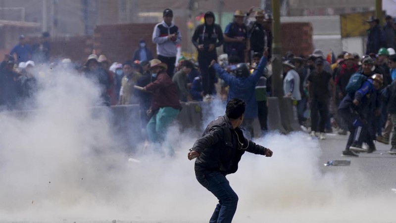 A supporter of former President Evo Morales clashes with supporters of current President Luis Arce in El Alto, Bolivia, Sunday, Sept. 22, 2024. (AP Photo/Juan Karita)