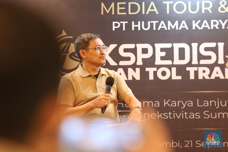 Sebuah truk melintasi Gerbang Tol Muaro Sebapo, di Kabupaten Muaro, Jambi pada Sabtu, (21/9/2024).(CNBC Indonesia/Tias Budiarto)