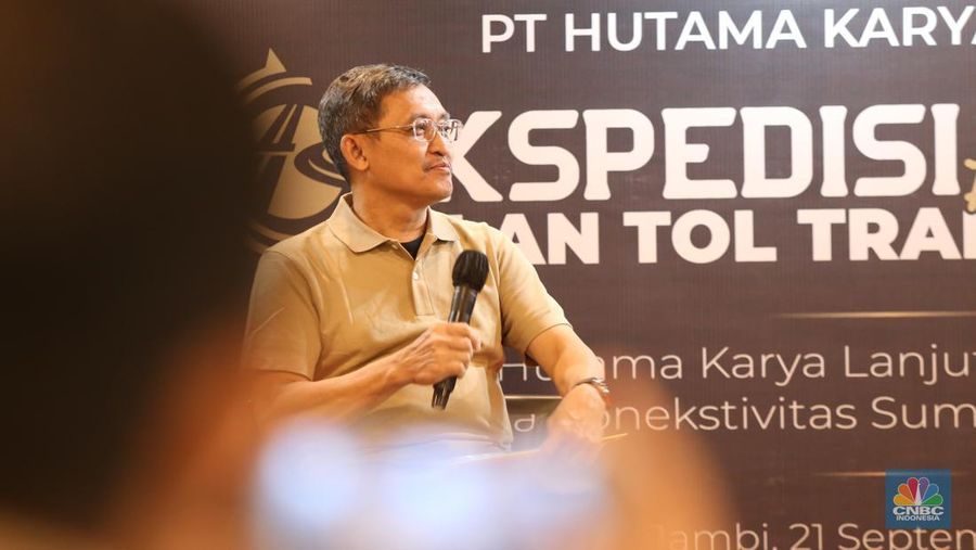 Sebuah truk melintasi Gerbang Tol Muaro Sebapo, di Kabupaten Muaro, Jambi pada Sabtu, (21/9/2024).(CNBC Indonesia/Tias Budiarto)