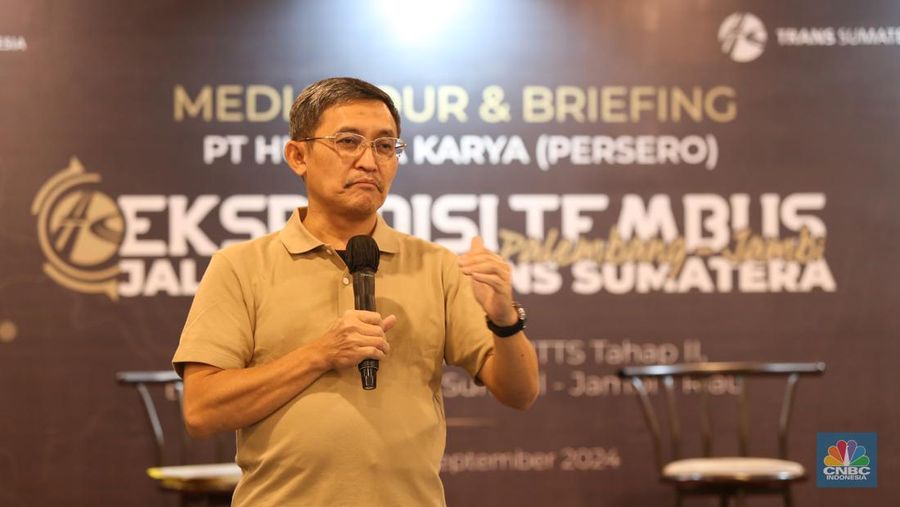 Sebuah truk melintasi Gerbang Tol Muaro Sebapo, di Kabupaten Muaro, Jambi pada Sabtu, (21/9/2024).(վ/Tias Budiarto)