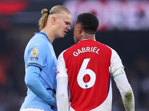 Haaland Buang Bola ke Kepala Gabriel, Kok Gak Dihukum?