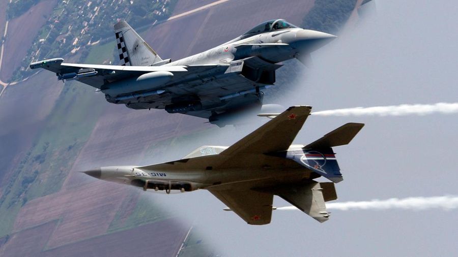 Foto Kolase Jet Tempur Nato dan Jet Tempur Rusia. (AP Photo)