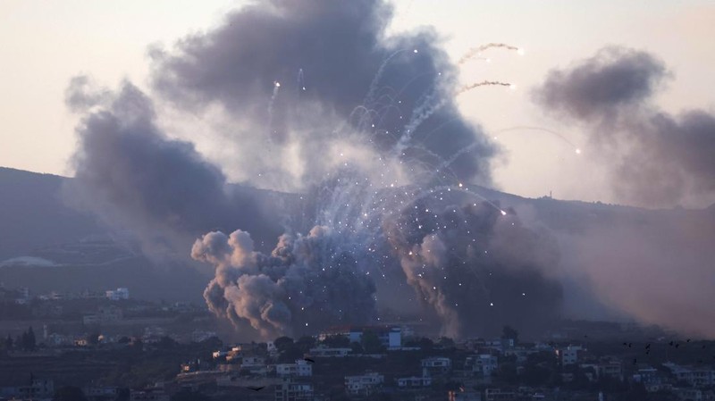 Smoke billows over southern Lebanon following Israeli strikes, amid ongoing cross-border hostilities between Hezbollah and Israeli forces, as seen from Tyre, southern Lebanon September 23, 2024. REUTERS/Aziz Taher