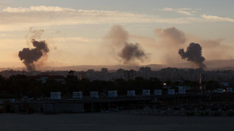 Smoke billows over southern Lebanon following Israeli strikes, amid ongoing cross-border hostilities between Hezbollah and Israeli forces, as seen from Tyre, southern Lebanon September 23, 2024. REUTERS/Aziz Taher