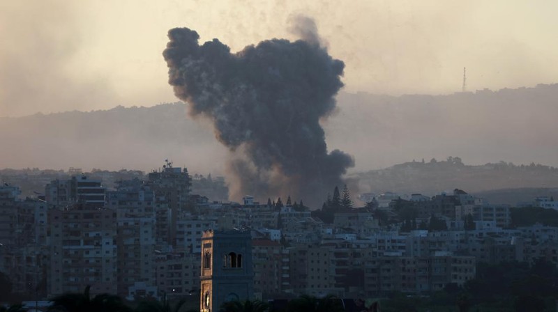 Smoke billows over southern Lebanon following Israeli strikes, amid ongoing cross-border hostilities between Hezbollah and Israeli forces, as seen from Tyre, southern Lebanon September 23, 2024. REUTERS/Aziz Taher