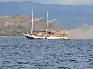Kapal Pinisi Terbakar di Labuan Bajo