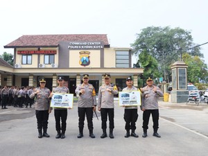 Kapolres Kediri Kota Berikan Hadiah Paket Umrah untuk 2 Anggota