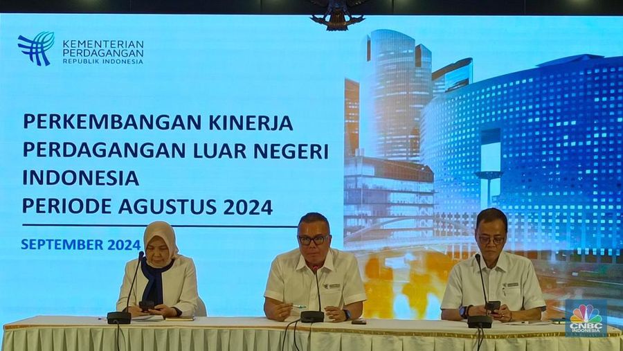 Kepala Badan Kebijakan Perdagangan (BKPerdag) Fajarini Puntodewi, Staf Khusus Menteri Perdagangan Bidang Perjanjian Perdagangan Internasional Bara Khrisna Hasibuan, dan Sekretaris BKPerdag Ari Satria. (CNBC Indonesia/Martya Sari)