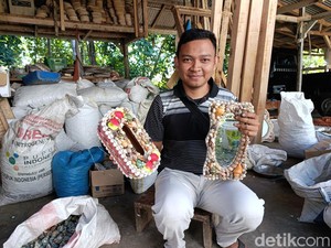 Darti Memilih Bertahan di Tengah Lesunya Bisnis Kerajinan Kerang Laut
