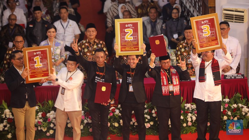 Komisi Pemilihan Umum Provinsi Daerah Khusus Ibu Kota Jakarta menggelar Rapat Pleno Terbuka Pengundian dan Penetapan Nomor Urut Pasangan Calon Peserta Pemilihan Gubernur dan Wakil Gubernur DKI Jakarta Tahun 2024 di kantor KPUD Provinsi DKI Jakarta, Senin (23/9/2024). Komisi Pemilihan Umum Provinsi Daerah Khusus Ibu Kota Jakarta menggelar Rapat Pleno Terbuka Pengundian dan Penetapan Nomor Urut Pasangan Calon Peserta Pemilihan Gubernur dan Wakil Gubernur DKI Jakarta Tahun 2024 di kantor KPUD Provinsi DKI Jakarta, Senin (23/9/2024).