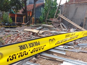 Dinding Proyek Roboh di Cirebon, 6 Pekerja Terluka