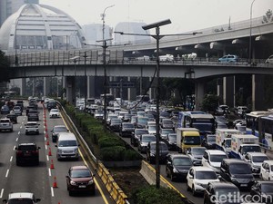 Senin Pagi, Sejumlah Lalin di Tol Arah Jakarta Padat