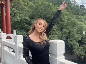 Mariah Carey Jalan di Tembok Besar China dengan Heels 6 Inci