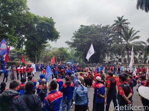 Buruh Demo di Gedung Sate, Desak SK Kenaikan Upah Diterbitkan