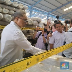 Zulhas Gerebek Gudang di Tangerang, Temukan 2.939 Karpet Impor Ilegal