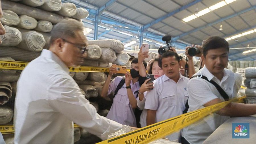 Mendag Zulkifli Hasan saat melakukan ekspose temuan karpet/permadani senilai Rp10 Miliar di Gudang Karpet di Kawasan Industri Jatake, Jatiuwung, Kota Tangerang, Banten hari ini, Senin (23/9/2024). (CNBC Indonesia/Martyasari Rizky)