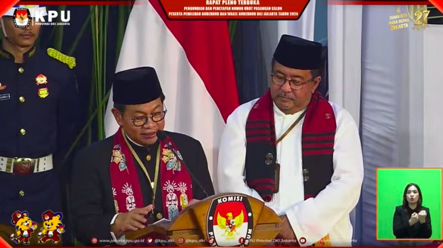 Pasagan Pramono Anung dan Rano Karno (Si Doel) saat acara Pengundian nomor urut pasangan calon Pilgub Jakarta di kantor KPUD Jakarta, Senin (23/9/2024). (CNBC Indonesia/Faisal Rahman)