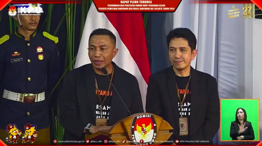Pasangan Dharma Pongrekun dan Kun Wardana saat acara Pengundian nomor urut pasangan calon Pilgub Jakarta di kantor KPUD Jakarta, Senin (23/9/2024). (CNBC Indonesia/Faisal Rahman)