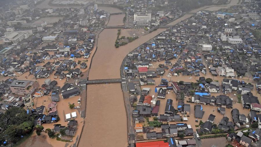 Pemandangan udara yang diambil oleh helikopter menunjukkan daerah pemukiman yang terendam banjir akibat hujan deras di Wajima, Prefektur Ishikawa, Jepang, 21 September 2024, dalam foto yang diambil oleh Kyodo. (Mandatory credit Kyodo/via REUTERS)