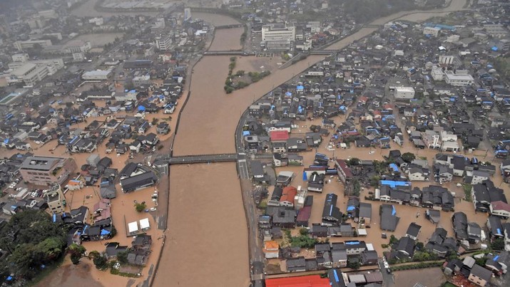 Pemandangan udara yang diambil oleh helikopter menunjukkan daerah pemukiman yang terendam banjir akibat hujan deras di Wajima, Prefektur Ishikawa, Jepang, 21 September 2024, dalam foto yang diambil oleh Kyodo. (Mandatory credit Kyodo/via REUTERS)