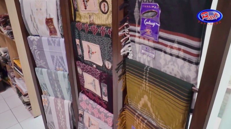 PT PANAMTEX, perusahaan textile di Pekalongan yang berdiri sejak tahun 1994 memproduksi sarung tenun. PT PANAMTEX, perusahaan textile di Pekalongan yang berdiri sejak tahun 1994 memproduksi sarung tenun. (Instagram @sarung.binsaleh)