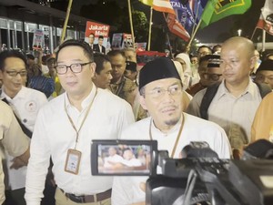 Gaya RK-Suswono Jalan Kaki Bareng Simpatisan Sambangi KPUD