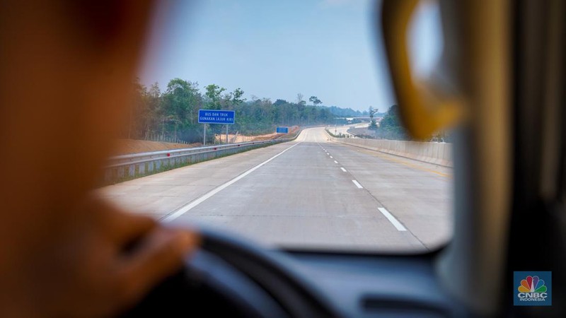 Sebuah truk melintasi Gerbang Tol Muaro Sebapo, di Kabupaten Muaro, Jambi pada Sabtu, (21/9/2024).(CNBC Indonesia/Tias Budiarto)