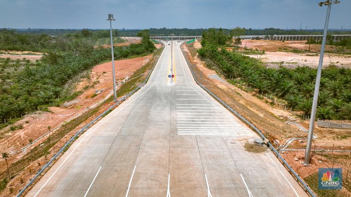 Sebuah truk melintasi Gerbang Tol Muaro Sebapo, di Kabupaten Muaro, Jambi pada Sabtu, (21/9/2024).(CNBC Indonesia/Tias Budiarto)