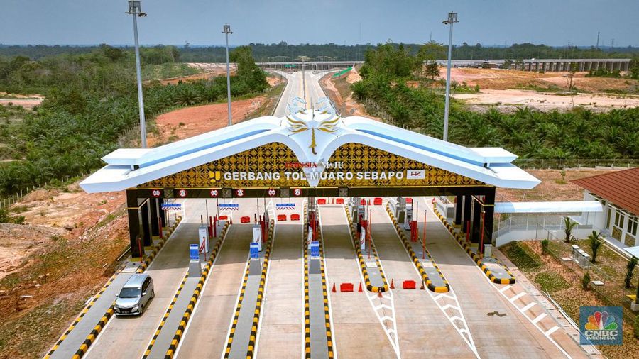 Sebuah truk melintasi Gerbang Tol Muaro Sebapo, di Kabupaten Muaro, Jambi pada Sabtu, (21/9/2024).(վ/Tias Budiarto)