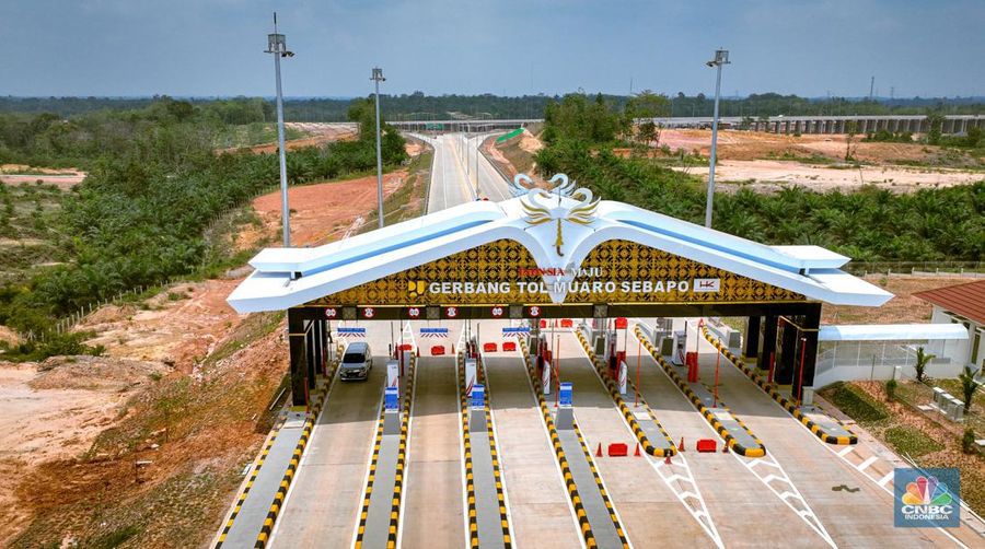 Sebuah truk melintasi Gerbang Tol Muaro Sebapo, di Kabupaten Muaro, Jambi pada Sabtu, (21/9/2024).(CNBC Indonesia/Tias Budiarto)