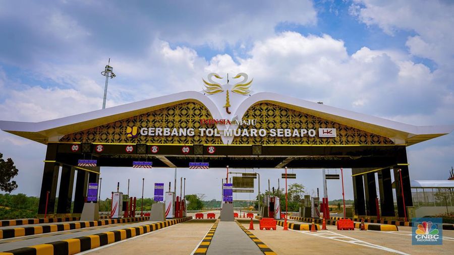 Sebuah truk melintasi Gerbang Tol Muaro Sebapo, di Kabupaten Muaro, Jambi pada Sabtu, (21/9/2024).(CNBC Indonesia/Tias Budiarto)