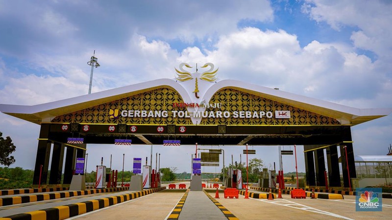 Sebuah truk melintasi Gerbang Tol Muaro Sebapo, di Kabupaten Muaro, Jambi pada Sabtu, (21/9/2024).(CNBC Indonesia/Tias Budiarto)