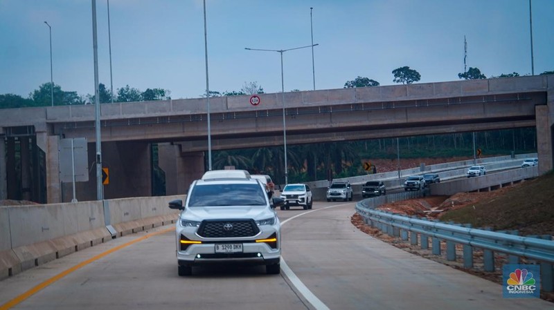 Sebuah truk melintasi Gerbang Tol Muaro Sebapo, di Kabupaten Muaro, Jambi pada Sabtu, (21/9/2024).(CNBC Indonesia/Tias Budiarto)