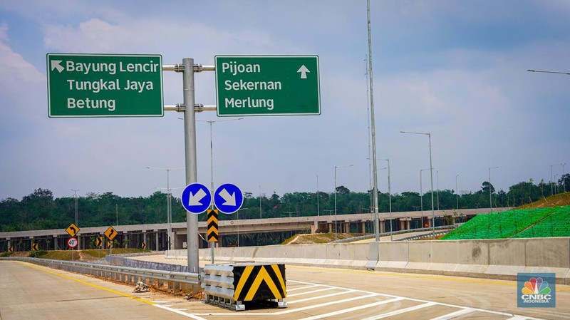 Sebuah truk melintasi Gerbang Tol Muaro Sebapo, di Kabupaten Muaro, Jambi pada Sabtu, (21/9/2024).(CNBC Indonesia/Tias Budiarto)