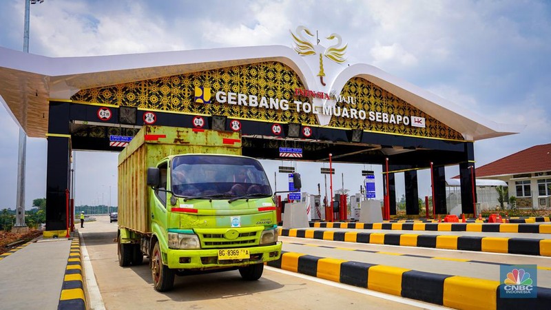 Sebuah truk melintasi Gerbang Tol Muaro Sebapo, di Kabupaten Muaro, Jambi pada Sabtu, (21/9/2024).(CNBC Indonesia/Tias Budiarto)