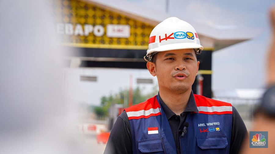 Sebuah truk melintasi Gerbang Tol Muaro Sebapo, di Kabupaten Muaro, Jambi pada Sabtu, (21/9/2024).(վ/Tias Budiarto)
