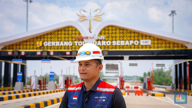 Sebuah truk melintasi Gerbang Tol Muaro Sebapo, di Kabupaten Muaro, Jambi pada Sabtu, (21/9/2024).(CNBC Indonesia/Tias Budiarto)
