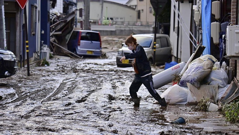 Puing-puing akibat banjir yang disebabkan oleh hujan deras terlihat di Wajima, Prefektur Ishikawa, Jepang, 22 September 2024, dalam foto yang diambil oleh Kyodo. (Mandatory credit Kyodo/via REUTERS)