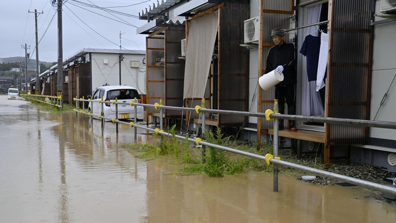 Puing-puing akibat banjir yang disebabkan oleh hujan deras terlihat di Wajima, Prefektur Ishikawa, Jepang, 22 September 2024, dalam foto yang diambil oleh Kyodo. (Mandatory credit Kyodo/via REUTERS)