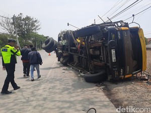 Saksi Ungkap Momen Bus Balapan Gasak 2 Truk hingga 6 Orang Tewas di Pati