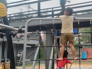 Di Taman Bango Palo Cilandak Keceriaan Anak-anak Nular Banget
