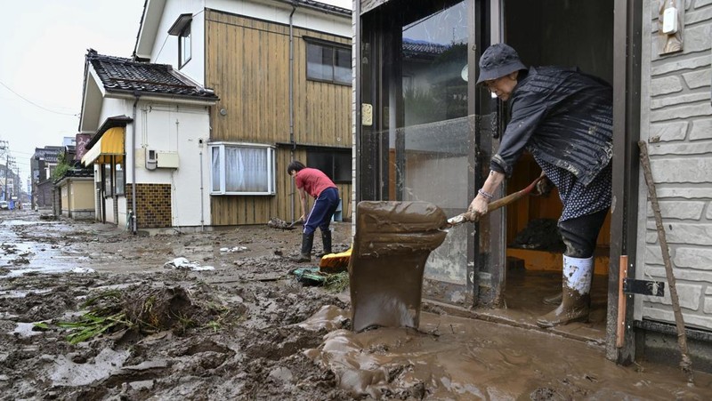 Puing-puing akibat banjir yang disebabkan oleh hujan deras terlihat di Wajima, Prefektur Ishikawa, Jepang, 22 September 2024, dalam foto yang diambil oleh Kyodo. (Mandatory credit Kyodo/via REUTERS)