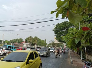Wilayah Tamalate Mulai Diguyur Hujan Saat Makassar Dilanda Panas Ekstrem