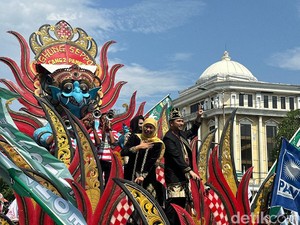 Arak-arakan Ribuan Pendukung Antar Khofifah-Emil Deklarasi Kampanye Damai