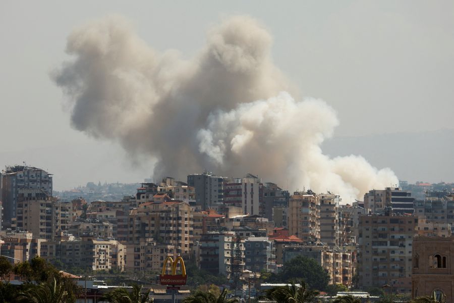 Asap mengepul di atas Lebanon selatan menyusul serangan Israel, di tengah permusuhan lintas perbatasan yang sedang berlangsung antara Hizbullah dan pasukan Israel, seperti yang terlihat dari Tirus, Lebanon selatan, 23 September 2024.