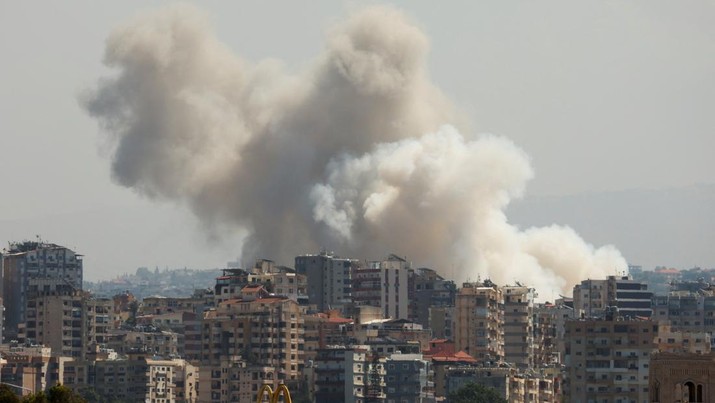 Asap mengepul di atas Lebanon selatan menyusul serangan Israel, di tengah permusuhan lintas perbatasan yang sedang berlangsung antara Hizbullah dan pasukan Israel, seperti yang terlihat dari Tirus, Lebanon selatan, 23 September 2024. (REUTERS/Aziz Taher)